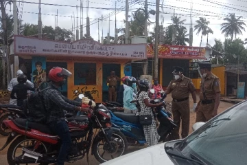 வாகனங்களில் பயணிப்போரை திருப்பி அனுப்பும் பொலிசார்!