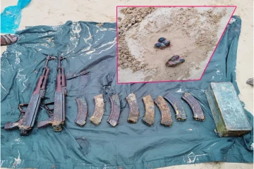 யாழ். வடமராட்சியில் பெருமளவில் வெடிபொருட்கள்- ஆயுதங்கள் மீட்பு (Photos)