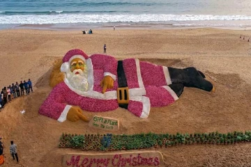 பிரமாண்ட முறையில் உருவாக்கப்பட்ட கிறிஸ்துமஸ் தாத்தா மணற்சிற்பம்