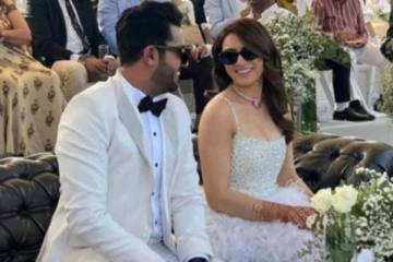 கணவருடன் பொறாமை கொள்ளும் அழகில் நடிகை ஹன்சிகா! பழமையான காரில் ஜொலிக்கும் புகைப்படம்