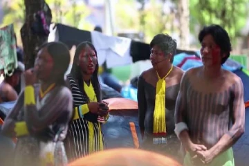 பிரேசிலில் பழங்குடி மக்கள் போராட்டம்!