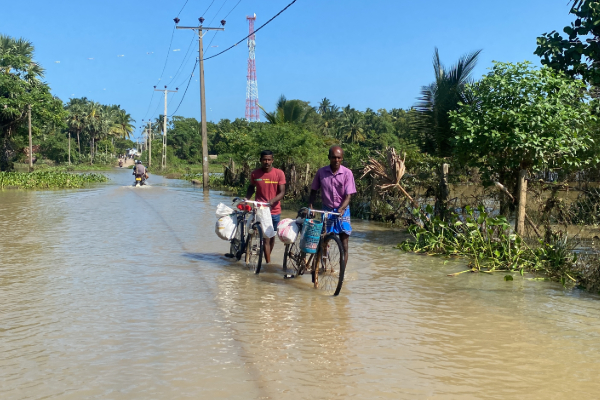 உன்னிச்சை குளத்தில் வான்கதவுகள் திறப்பு ; பல்லாயிரம் பேர் பாதிப்பு | Sky Gates Opened At Unnichchai Kulam உன்னிச்சை குளத்தில் வான்கதவுகள் திறப்பு ; பல்லாயிரம் பேர் பாதிப்பு | Sky Gates Opened At Unnichchai Kulam