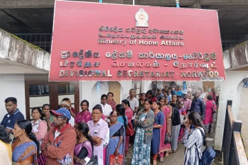 அஸ்வெசும கொடுப்பனவுகளில் முறைகேடு - பிரதேச செயலகத்திற்கு முன்பு கூடிய பொதுமக்கள்
