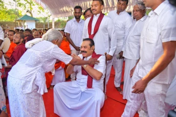 ஆசி பெற தந்தையோடு இணைந்து அனுராதபுரம் சென்றார் நாமல்