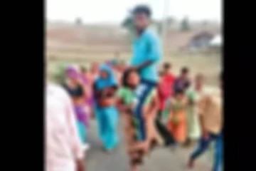 திருமணமான பெண்ணை நிர்வாணப்படுத்தி வீதியில் அழைத்து சென்ற குடும்பம்- வெளியான அதிர்ச்சி வீடியோ!