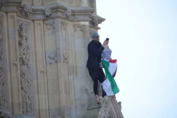 லண்டன் பிக் பென் மணிக்கூண்டில் பாலஸ்தீனிய கொடியுடன் ஏறிய நபரால் பரபரப்பு