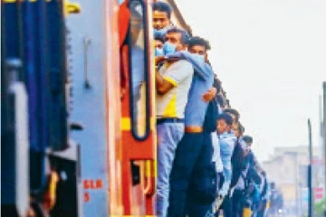 இலங்கையில் தொடரும் நெருக்கடி -  உயிரை பணயம் வைத்து ரயிலில் பயணிக்கும் மக்கள்