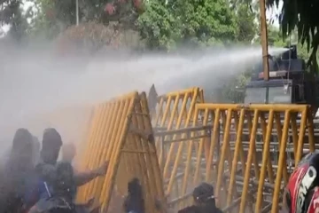 மலம் கலந்த நீர் மூலம் அடக்கப்படும் போராட்டங்கள்