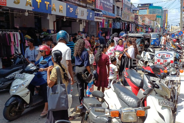 சூடு பிடித்துள்ள பண்டிகைக்கால வியாபாரம் | Christmas Shopping Celebration In Manner சூடு பிடித்துள்ள பண்டிகைக்கால வியாபாரம் | Christmas Shopping Celebration In Manner