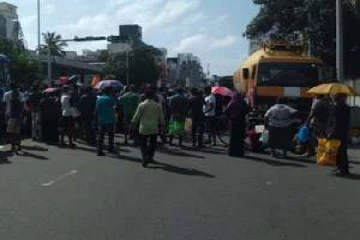 வெள்ளவத்தை காலி வீதியில் மக்கள் எதிர்ப்பில் ஈடுபட்டுள்ளனர்