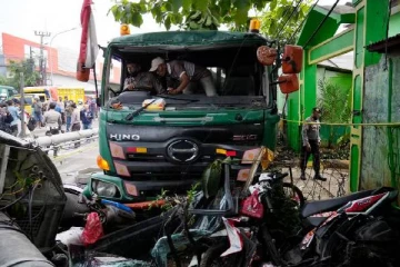 பேருந்து நிறுத்தம் மீது மோதிய லொறி... வீட்டிற்கு செல்ல காத்திருந்த குழந்தைகளுக்கு நேர்ந்த சோகம்