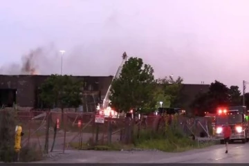 டர்ஹமில் பல பொலிஸ் வாகனங்கள் தீக்கிரை