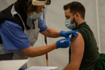 பிரான்சில் தடுப்பூசி போட்டுக்கொண்ட பல செவிலியர்களுக்கு பக்க விளைவுகள்