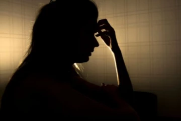 நிறைமாத கர்ப்பிணி நடிகையை ஏமாற்றி கள்ளக்காதலியுடன் ஜல்சா!! நடிகரால் மனைவிக்கு நேர்ந்த கதி