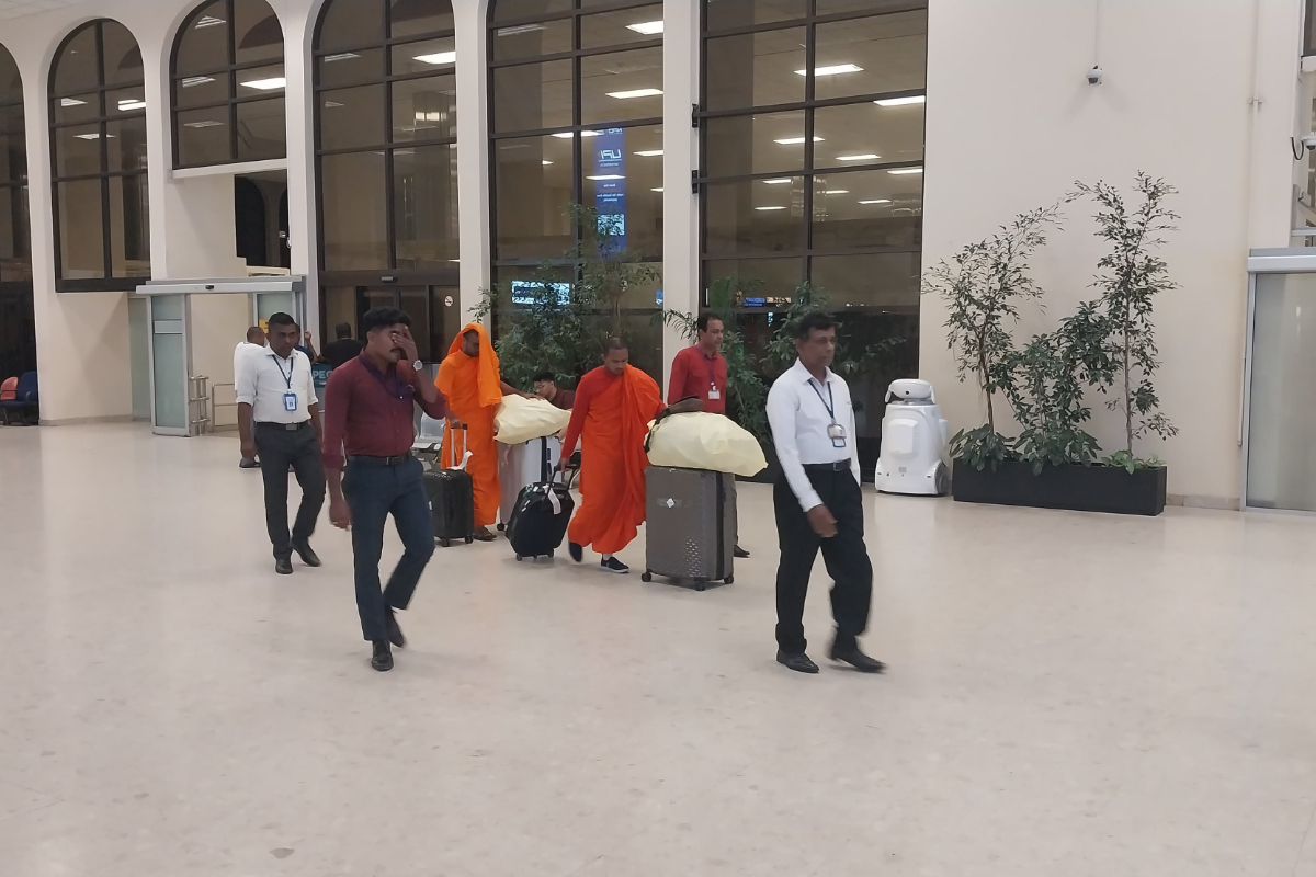 விமான நிலையத்தை பரபரப்பாக்கிய 22 தேரர்கள் ; 110 கோடி ரூபா பெறுமதியான ஆபத்தான பொருட்கள் மீட்பு | 22 Suspects Arrested With Drugs