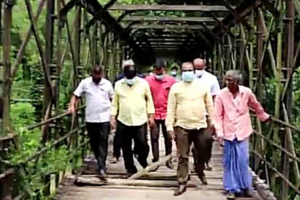 பாழடைந்த பாலத்தை கண்காணிக்க சென்ற பாராளுமன்ற உறுப்பினருக்கு நேர்ந்த நிலை! | Member Of Parliament Who Fell Off The Bridge