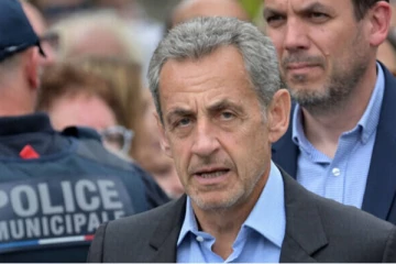 முன்னாள் ஜனாதிபதிக்கு வழங்கப்பட்ட உயரிய விருதைப் பறிக்க மேக்ரான் எதிர்ப்பு