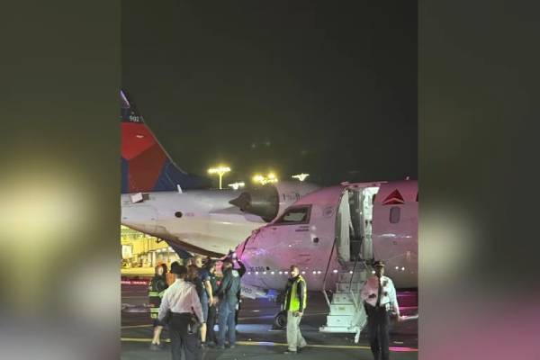 அமெரிக்காவில் ஓடுபாதையில் மோதிக்கொண்ட இரு விமானங்கள்! | Delta Planes Crash On Nyc Runway