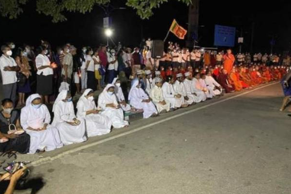 நள்ளிரவை தாண்டி தொடரும் மதத்தலைவர்களின் போராட்டம்! | Protest Religious Leaders Continue Till Midnight