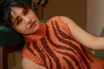 வாணி போஜனா இது.. செம ட்ரெண்டி உடையில் போட்டோஷூட்