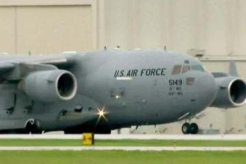 ஜேர்மனியிலிருந்து அமெரிக்க போர் விமானத்தில் வந்திறங்கிய பொருள்: பெருமூச்சு விட்ட பெற்றோர்