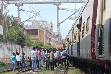 ரயில் நிலையத்தில் கத்தி, ராடுடன் அட்டகாசம் செய்த கல்லூரி மாணவர்கள் - 3 பேர் கைது!