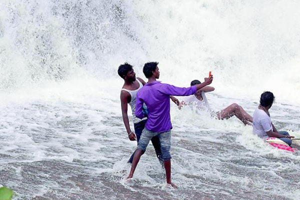 செல்பி மோகத்தால் பறிபோன உயிர்! | Life Lost By Selfie Craze