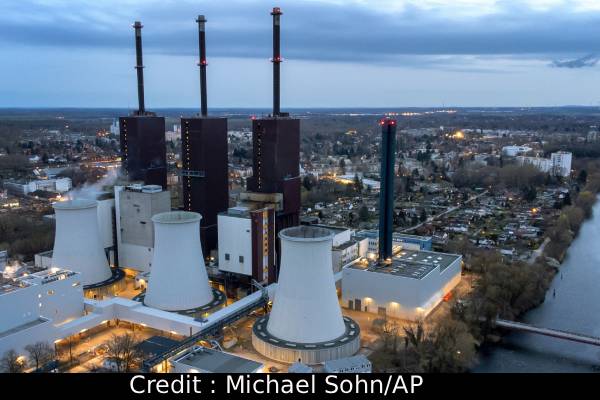 ஜேர்மன் தலைநகரில் மின் இணைப்பு துண்டிக்கப்பட்ட விவகாரம்: துப்புக் கொடுத்தால் ஒரு மில்லியன் யூரோக்கள் | Bounty Offered Over Berlin Power Grid Attack ஜேர்மன் தலைநகரில் மின் இணைப்பு துண்டிக்கப்பட்ட விவகாரம்: துப்புக் கொடுத்தால் ஒரு மில்லியன் யூரோக்கள் | Bounty Offered Over Berlin Power Grid Attack