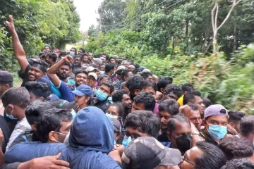கோட்டாபய மீதான கோபம் - 40 அடி கன்டெய்னர் பெட்டியில் பயணிக்கும் மக்கள்
