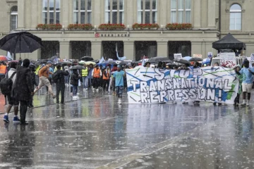 சுவிட்சர்லாந்தில் கொட்டும் மழையில் அரசு அலுவலகம் முன் திரண்ட நூற்றுக்கணக்கான புலம்பெயர்ந்தோர்