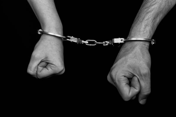 கொழும்பில் இருந்து புறப்பட்ட தம்பதி மும்பையில் அதிரடி கைது | Couple Arrest Mumbai After Departing From Colombo