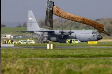 வெளிநாடொன்றில் அமெரிக்க இராணுவ விமானம் மீது கோடரி தாக்குதல்