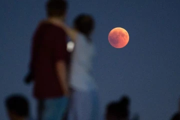 கரு இருள் சூழ வைக்கும் சந்திர கிரகணம்! எந்த எந்த நாடுகளுக்கு தென்படும் தெரியுமா?