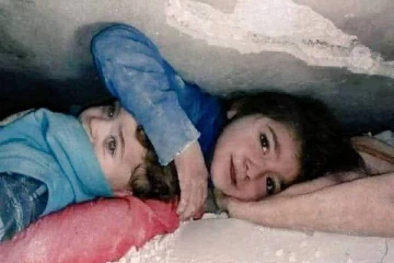 இடிபாடுகளில் சிக்கி 17 மணி நேரம் தம்பியுடன் பாசப்போராட்டம் நடத்திய 7 வயது சிறுமி