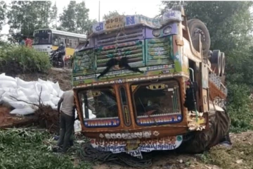 கிருஷ்ணா மாவட்டம் அருகே லாரி கவிழ்ந்து விபத்து - ஒரே குடும்பத்தை சேர்ந்த 3 பேர் பலி