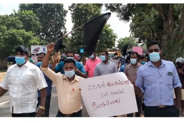 வீதி விபத்தில் மாணவி உயிரிழந்ததை கண்டித்து கவனயீர்ப்பு போராட்டம்