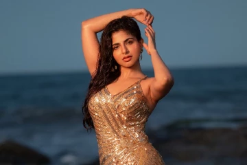 நடிகை ஐஸ்வர்யா மேனன் கடற்கரையில் ஹாட் போட்டோஷூட்