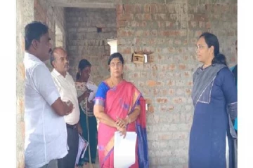 இது தரமான வீடுகளா? ஒப்பந்ததாரரை ரெய்டு விட்ட கலெக்டர் - வைரலாகும் வீடியோ