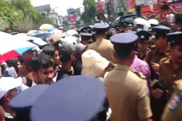 கல்வி அமைச்சில் ஆர்ப்பாட்டத்தில் ஈடுபட்டவர்கள் அதிரடியாக கைது