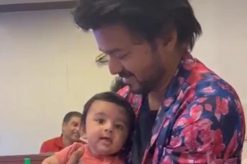 தளபதி விஜய் கையில் சுமந்திருக்கும் வாரிசு யாருடையது தெரியுமா?