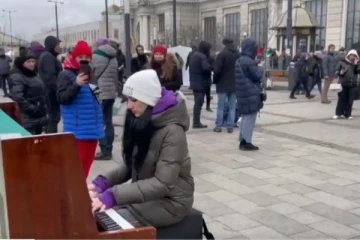 குண்டுமழைக்கு மத்தியில் அரங்கேறிய இளம்பெண்ணின் இசைமழை: உக்ரைனின் வைரல் காட்சிகள்!