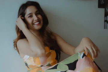 அனிகா சுரேந்திரன் அழகிய உடையில் எடுத்த போட்டோஷூட்