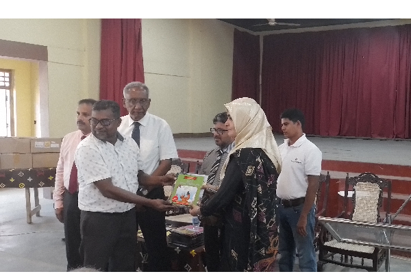 கல்முனை வலய பாடசாலைகளுக்கு ஒன்றரை மில்லியன் பெறுமதியான நூல்கள் வழங்கி வைப்பு | Kalmunai Asiyamandram Booksdonetion