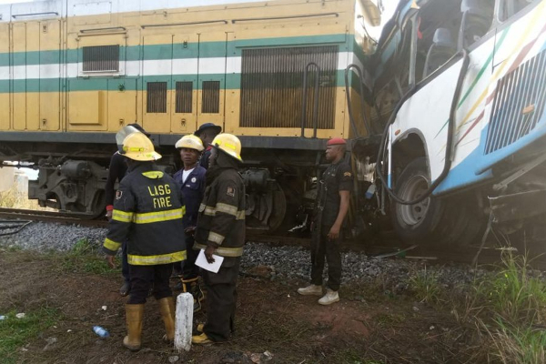 பேருந்து மீது ரயில் மோதியதில் உடல் நசுங்கி 6 பேர் பலி! | 6 People Were Killed When The Train Hit The Bus