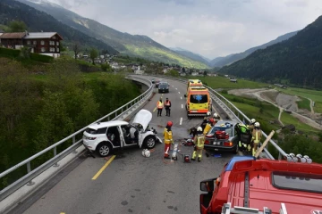 சுவிஸில் இரண்டு கார்கள் நேருக்கு நேர் மோதிய விபத்தில் சிக்கிய 6 மாத குழந்தை