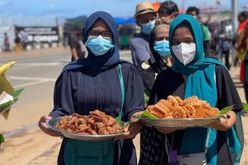 காலி முகத்திடலில் பலகாரங்களுடன் முஸ்லிம் பெண்கள் - நெகிழ்ச்சியில் சிங்களவர்கள்