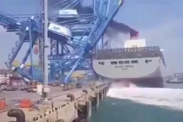 நடுக்கடலில் நேருக்கு நேர் மோதி விபத்துக்குள்ளான பாரிய சரக்குக் கப்பல்கள்!.. தீவிரப்படுத்தப்பட்டுள்ள மீட்புப் பணிகள்