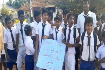 திடீரென போராட்டத்தில் குதித்த பாடசாலை மாணவர்கள்!