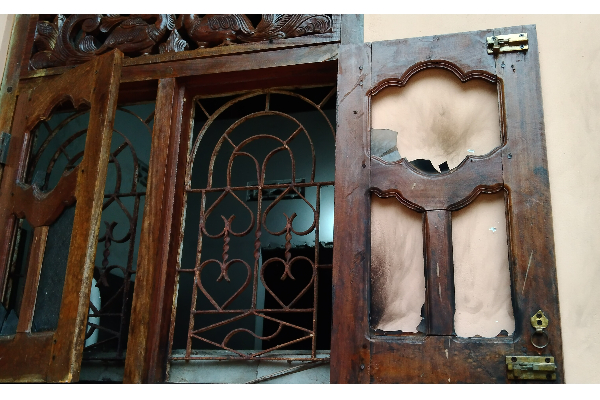 பளையில் வாள்வெட்டு குழு அட்டகாசம் (Photos) | Swordsmanship Board In The Barn
