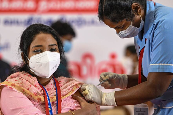 கொரோனா அச்சத்தால் 3 ஆண்டுகள் வீட்டைவிட்டு வெளியே வராத பெண்! மகனுடன் மீட்பு | A Woman Locked Home With Son 3 Years Covid